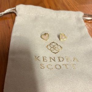 Kendra Scott Ari Heart Gold Stud Earrings in Rose Quartz.